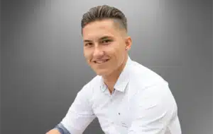 Ein Bild von Srdjan Trujic mit Hintergrund